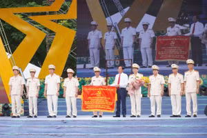 Bí thư Thành ủy Cần Thơ trao tặng Bức trướng cho lực lượng Công an thành phố. Ảnh: Yến Phương.