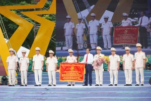 Bí thư Thành ủy Cần Thơ trao tặng Bức trướng cho lực lượng Công an thành phố. Ảnh: Yến Phương.