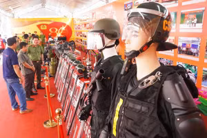 Không gian trưng bày các phương tiện, trang thiết bị, khí tài chuyên dụng. (Ảnh: Yến Phương)