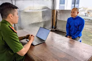 Cán bộ đang ghi lời khai bị can Lê Trí Tâm Anh. Ảnh: Công an An Giang.