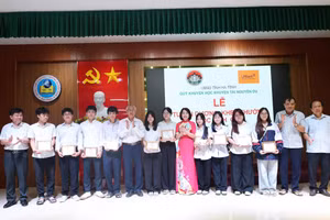Quỹ Khuyến học, khuyến tài Nguyễn Du tuyên dương hơn 100 học sinh xuất sắc