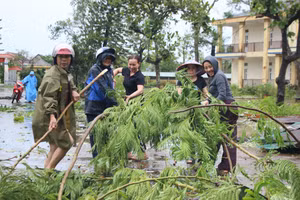 Giáo viên ở Hà Tĩnh dọn dẹp trường lớp sau bão Kajiki.