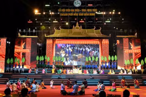 Khai mạc Lễ hội Oóc Om Bóc - Đua ghe Ngo TP Cần Thơ năm 2025.