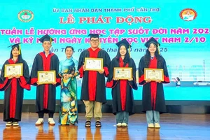 Trao học bổng “Tiền Trạng nguyên Tây Đô” cho các tân sinh viên là thủ khoa trường, ngành tại Cần Thơ.