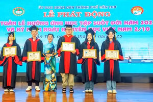 Trao học bổng “Tiền Trạng nguyên Tây Đô” cho các tân sinh viên là thủ khoa trường, ngành tại Cần Thơ.