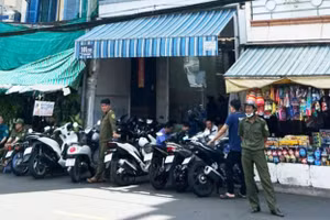 Bên ngoài căn nhà phát hiện hai nạn nhân tử vong. Ảnh: TG