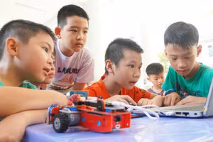 Các em học sinh hào hứng với hoạt động STEM. Ảnh: Yến Phương.