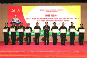 Tặng bằng khen cho các tập thể, cá nhân đã có thành tích xuất sắc trong công tác tìm kiếm, quy tập hài cốt liệt sỹ. (Ảnh: Phương Vũ)