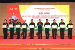 Tặng bằng khen cho các tập thể, cá nhân đã có thành tích xuất sắc trong công tác tìm kiếm, quy tập hài cốt liệt sỹ. (Ảnh: Phương Vũ)