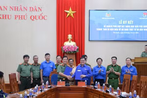 Đại tá Lê Phú Thạnh và ông Phan Duy Bằng thực hiện nghi thức ký kết phối hợp.