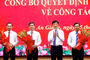 Ông Lê Quang Tùng (thứ 2 từ trái sang) giữ chức Bí thư Tỉnh ủy An Giang nhiệm kỳ 2025 - 2030.