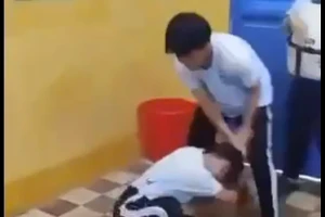 Hình ảnh nhóm học sinh xô xát trong lớp học tại An Giang. Ảnh cắt từ clip lan truyền trên mạng.