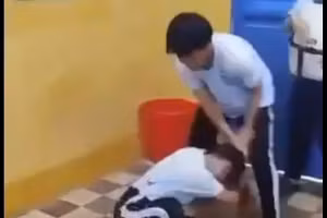 Hình ảnh nhóm học sinh xô xát trong lớp học tại An Giang. Ảnh cắt từ clip lan truyền trên mạng.