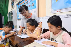 Cô giáo 61 tuổi tại Cần Thơ duy trì lớp học tình thương cho trẻ em khó khăn.