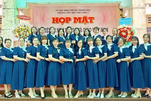 Giáo viên Trường Tiểu học Tân Long 1 (xã Thạnh Hòa, TP Cần Thơ) họp mặt kỷ niệm 43 năm Ngày Nhà giáo Việt Nam 20/11.