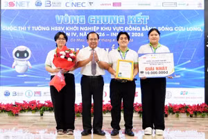 Ông Nguyễn Minh Luân, Phó Chủ tịch UBND tỉnh Cà Mau, trao giải Nhất cho dự án “Banagut - Khỏe từ ruột, sạch từ thiên nhiên” của sinh viên Trường Đại học Kiên Giang.