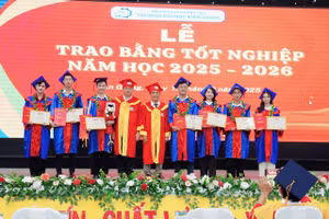 TS Nguyễn Hữu Thọ, Chủ tịch Hội đồng trường cùng PGS.TS Nguyễn Trung Cang, Phó Hiệu trưởng trao bằng tốt nghiệp và giấy khen cho sinh viên tốt nghiệp loại xuất sắc, giỏi. Ảnh: Như Ý.