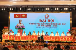 Các tập thể nhận Cờ thi đua. 