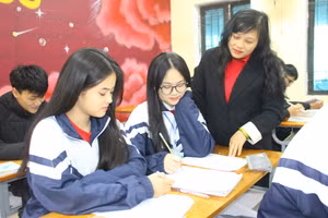 Giáo viên Trường THPT Cẩm Bình (Hà Tĩnh) ôn tập kiến thức cho học sinh lớp 12.