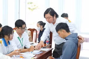 Tân sinh viên đến làm thủ tục nhập học tại Trường Đại học Kiên Giang.