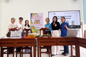 Buổi tập huấn mô hình sản xuất nước tẩy rửa sinh học từ phụ phẩm khóm.