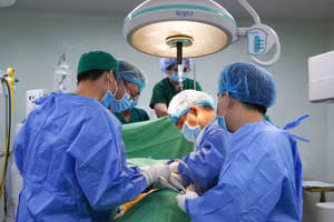 Ê-kíp phẫu thuật cho nam bệnh nhân. Ảnh: BVCC.