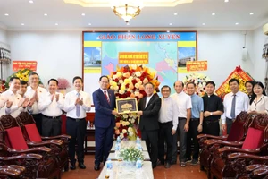 Phó Chủ tịch Quốc hội Trần Quang Phương cùng đoàn công tác trao quà lưu niệm tặng Giám mục Giáo phận Long Xuyên Giuse Trần Văn Toản.