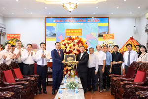 Phó Chủ tịch Quốc hội Trần Quang Phương cùng đoàn công tác trao quà lưu niệm tặng Giám mục Giáo phận Long Xuyên Giuse Trần Văn Toản.