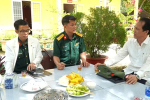 Bác sĩ Chuyên khoa II Hồ Văn Dũng, Phó Giám đốc Sở Y tế tỉnh An Giang, trao đổi với y, bác sĩ Bệnh xá Quân Dân Y.