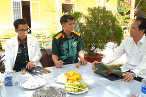 Bác sĩ Chuyên khoa II Hồ Văn Dũng, Phó Giám đốc Sở Y tế tỉnh An Giang, trao đổi với y, bác sĩ Bệnh xá Quân Dân Y.