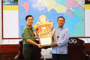Đại tá Lê Phú Thạnh, Phó Giám đốc Công an tỉnh An Giang, tặng quà nhân dịp Lễ Phục sinh tại Tòa Giám mục Giáo phận Long Xuyên.