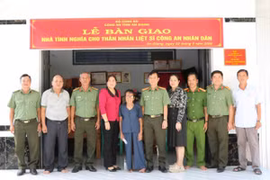 Các đại biểu chụp hình lưu niệm tại Lễ bàn giao nhà.