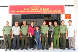 Các đại biểu chụp hình lưu niệm tại Lễ bàn giao nhà.