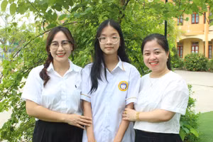 Nguyễn Diệp Ngân (THCS Thạch Linh, Hà Tĩnh) cùng cô giáo và mẹ.