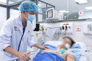 BS.CKI Tô Văn Tân đang thăm khám cho bệnh nhân tại khu ICU.