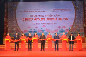 Đại biểu cắt băng Lễ khai mạc Triển lãm "Di sản của Hải Thượng Lãn Ông Lê Hữu Trác".