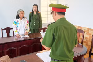 Cơ quan điều tra tống đạt Quyết định khởi tố bị can và Lệnh bắt bị can để tạm giam đối với Trần Thị Bích Phượng (Phú Quốc, An Giang). Ảnh: CACC.