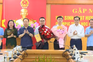 Lãnh đạo tỉnh Hà Tĩnh, Sở GD&ĐT Hà Tĩnh tặng hoa chúc 2 em Trần Minh Hoàng và Võ Trọng Khải.