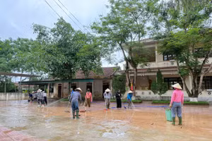 Các trường học huyện Cẩm Xuyên (Hà Tĩnh) khắc phục hậu quả do mưa lũ.