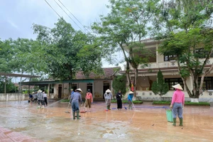 Các trường học huyện Cẩm Xuyên (Hà Tĩnh) khắc phục hậu quả do mưa lũ.