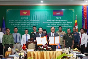 Ký kết biên bản về trao đổi, thống nhất và thực hiện Hiệp định Thương mại biên giới Việt Nam - Campuchia giữa hai tỉnh An Giang và Kampot. Ảnh: Phương Vũ.