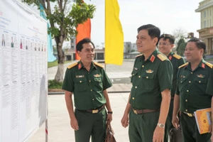 Thiếu tướng Huỳnh Văn Ngon, Phó Chính ủy Quân khu 9, kiểm tra công tác chuẩn bị bầu cử tại Bộ CHQS tỉnh An Giang.