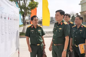 Thiếu tướng Huỳnh Văn Ngon, Phó Chính ủy Quân khu 9, kiểm tra công tác chuẩn bị bầu cử tại Bộ CHQS tỉnh An Giang.