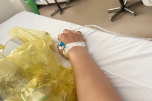 Nhiều người nghi bị ngộ độc sau khi ăn bánh kem tại một cơ sở ở phường Rạch Giá, tỉnh An Giang.