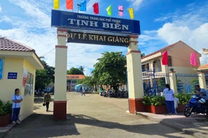 Cổng Trường THPT Tịnh Biên (An Giang) được trang hoàng rực rỡ. Ảnh: NTCC.