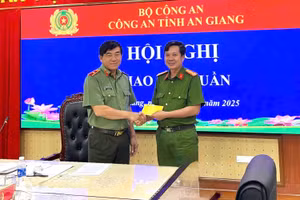 Thiếu tướng Nguyễn Văn Hận trao tặng 20 triệu đồng cho Thượng tá Trần Minh Khánh, Trưởng Công an đặc khu Thổ Châu đại diện cán bộ, chiến sĩ đơn vị tiếp nhận. Ảnh: Tiến Dũng.