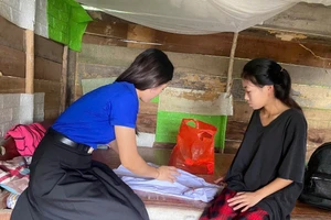 Vào tận bản đưa học sinh người Chứt đến trường làm thủ tục dự thi THPT.