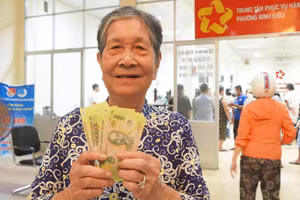 Người dân tại Cần Thơ vui mừng nhận quà Quốc khánh 100.000 đồng. Ảnh: Yến Phương.