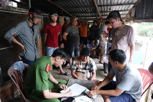 Lực lượng Công an bắt giữ 50 đối tượng liên quan tới sòng bạc đá gà. Ảnh: Tiến Tầm.