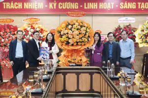 Phóng viên Báo GD&TĐ khu vực Bắc Trung Bộ tặng hoa chúc mừng ngành GD&ĐT Quảng Trị nhân Ngày Nhà giáo Việt Nam 20/11.